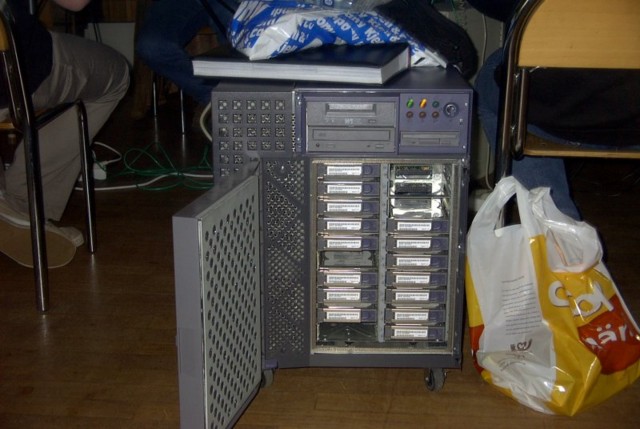 Kamelryttarn\'s Sun Fire Enterprise 450 server with 15-or-so disks..